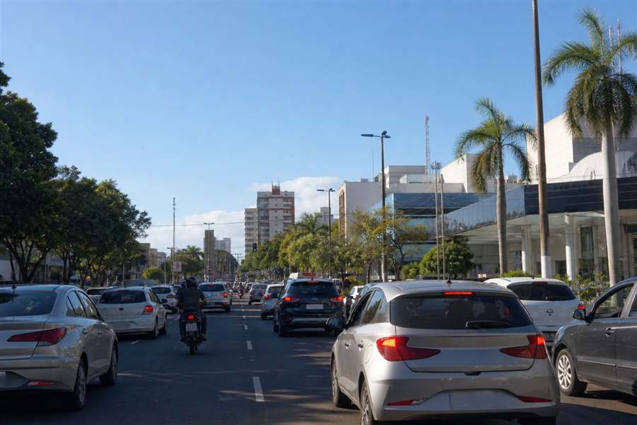 Avenida movimentada com veículos em Mato Grosso do Sul
